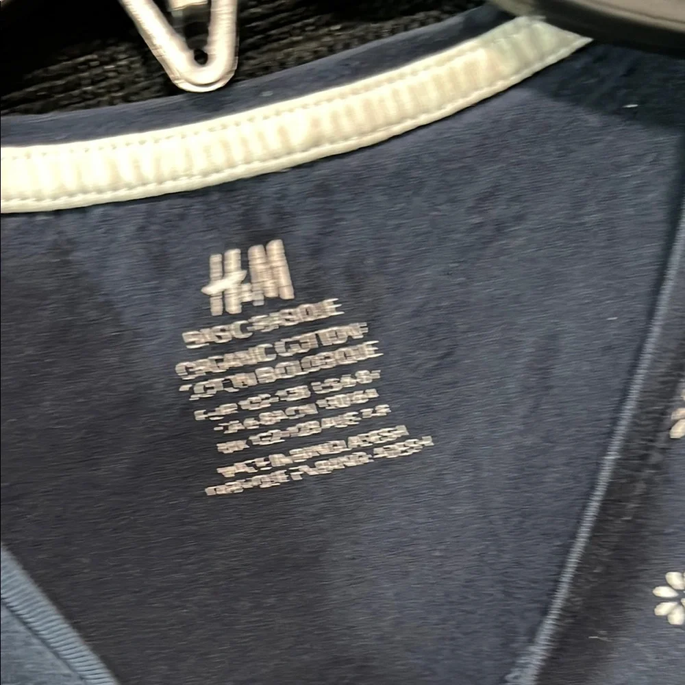 🛍️5️⃣ / 💲2️⃣5️⃣🛍️ - H&M Navy Blue Floral T-Shirt